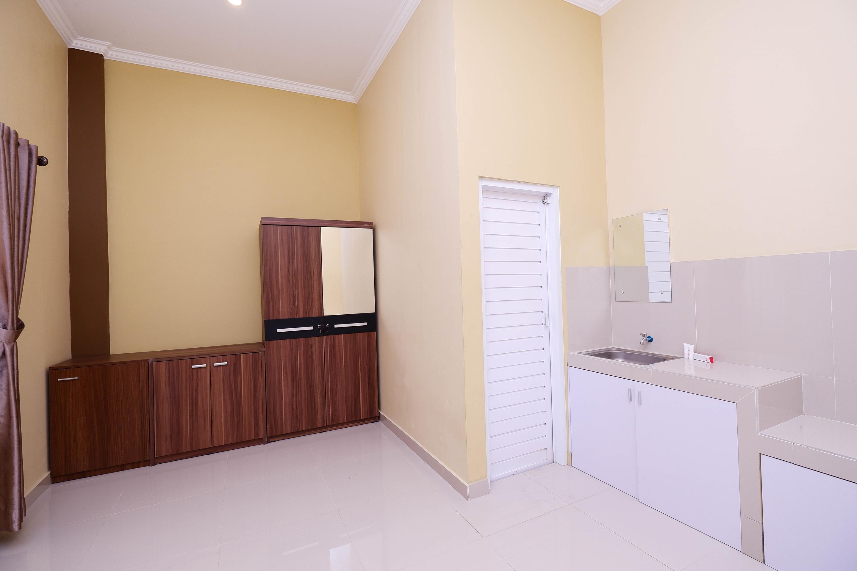Super Oyo 1506 Shabrina 2 Syariah Hotell Solo Exteriör bild