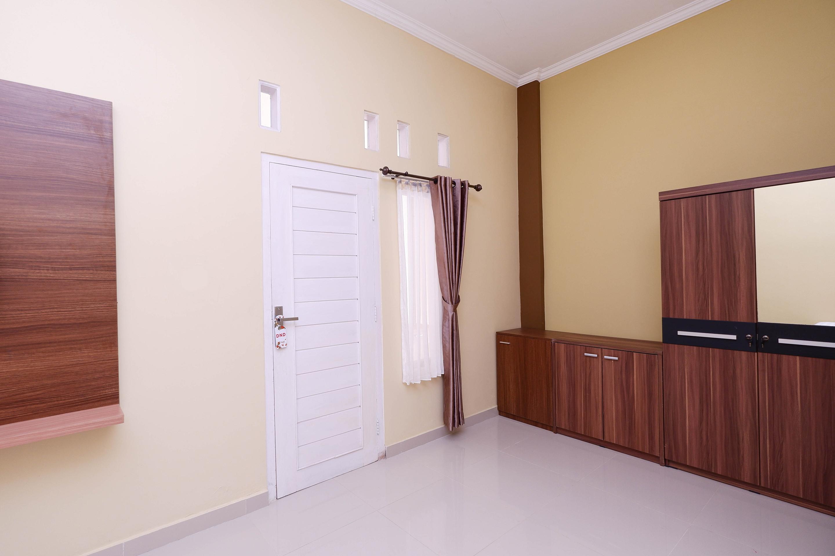 Super Oyo 1506 Shabrina 2 Syariah Hotell Solo Exteriör bild