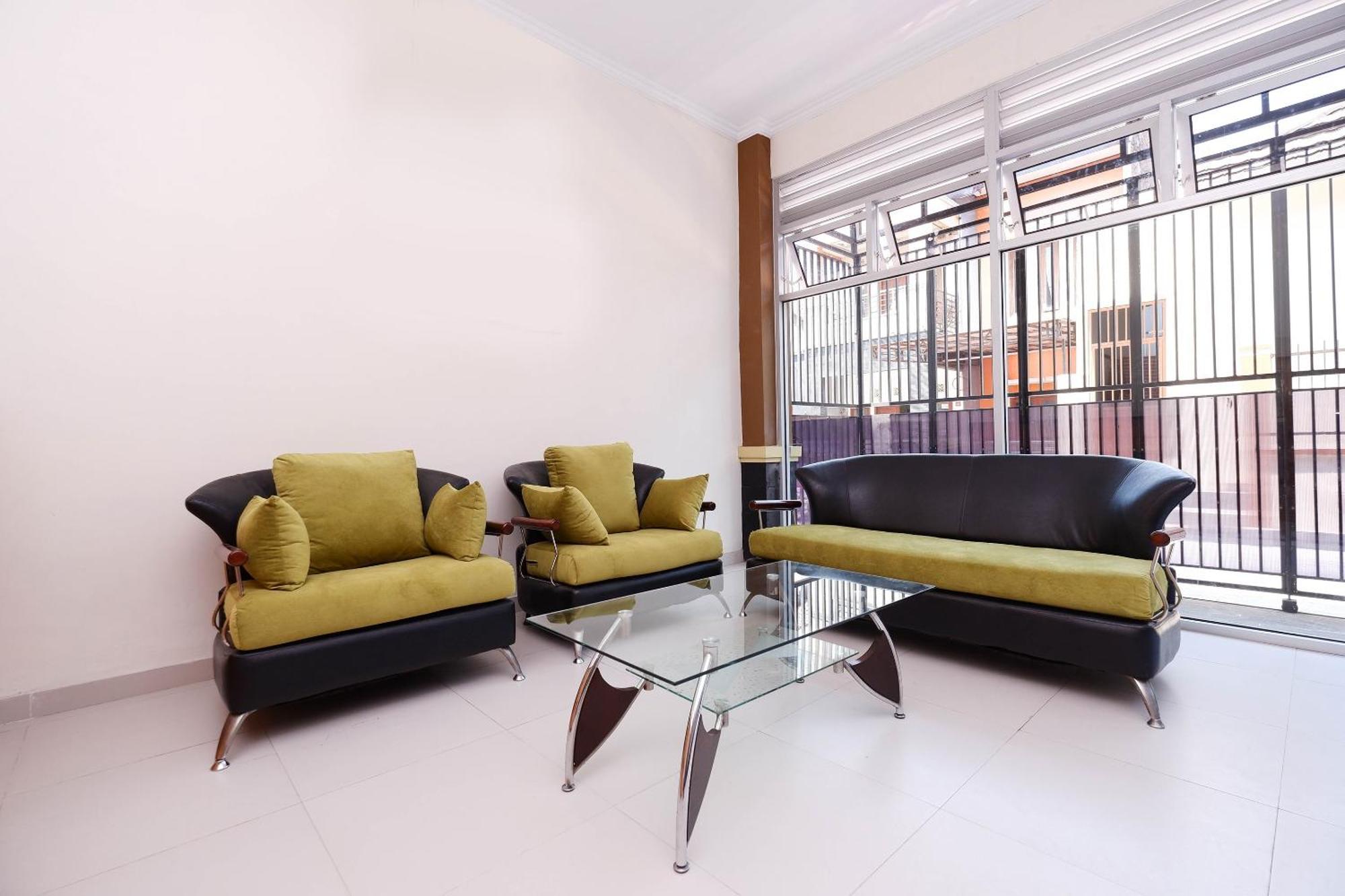 Super Oyo 1506 Shabrina 2 Syariah Hotell Solo Exteriör bild