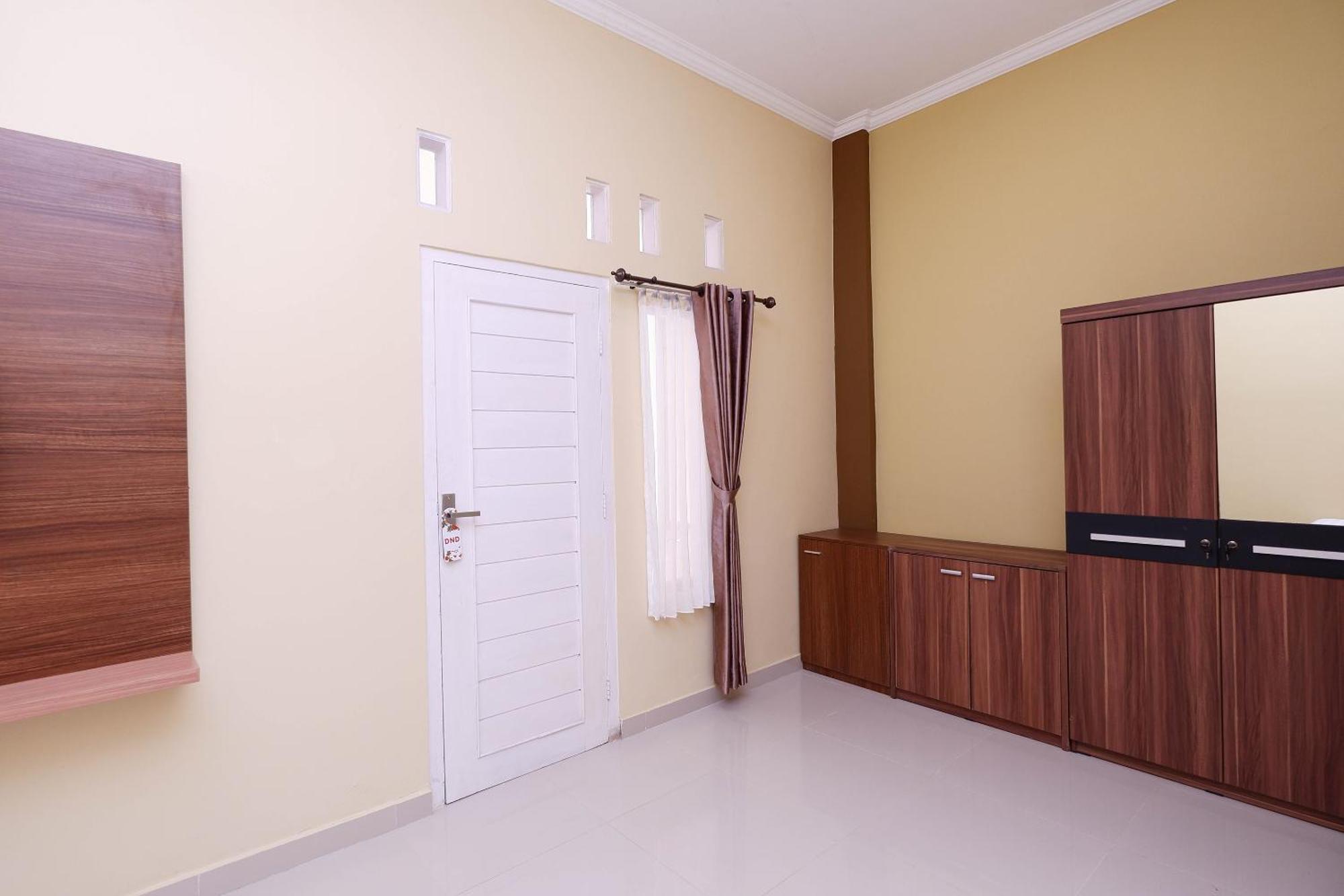Super Oyo 1506 Shabrina 2 Syariah Hotell Solo Exteriör bild