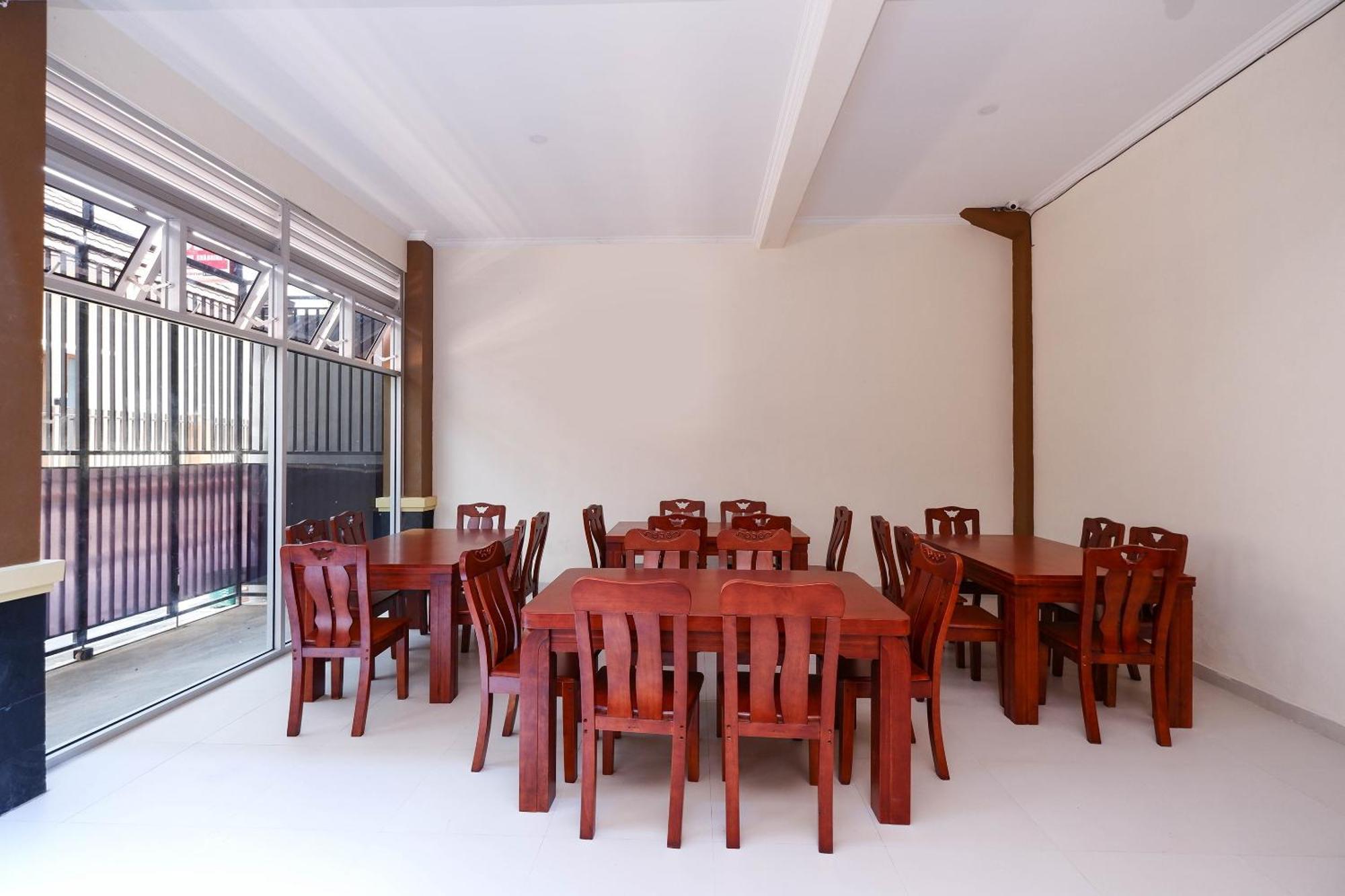 Super Oyo 1506 Shabrina 2 Syariah Hotell Solo Exteriör bild